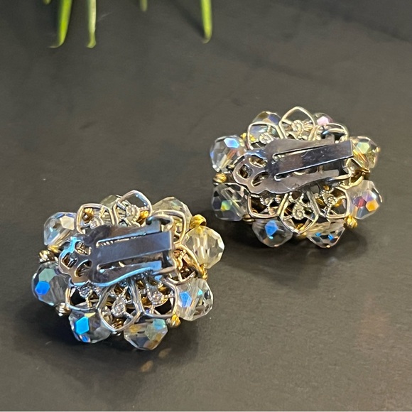 VINTAGE GOLD TONE AURORA BOREALIS CRYSTAL CLIP ON EARRINGS - Picture 3 of 4